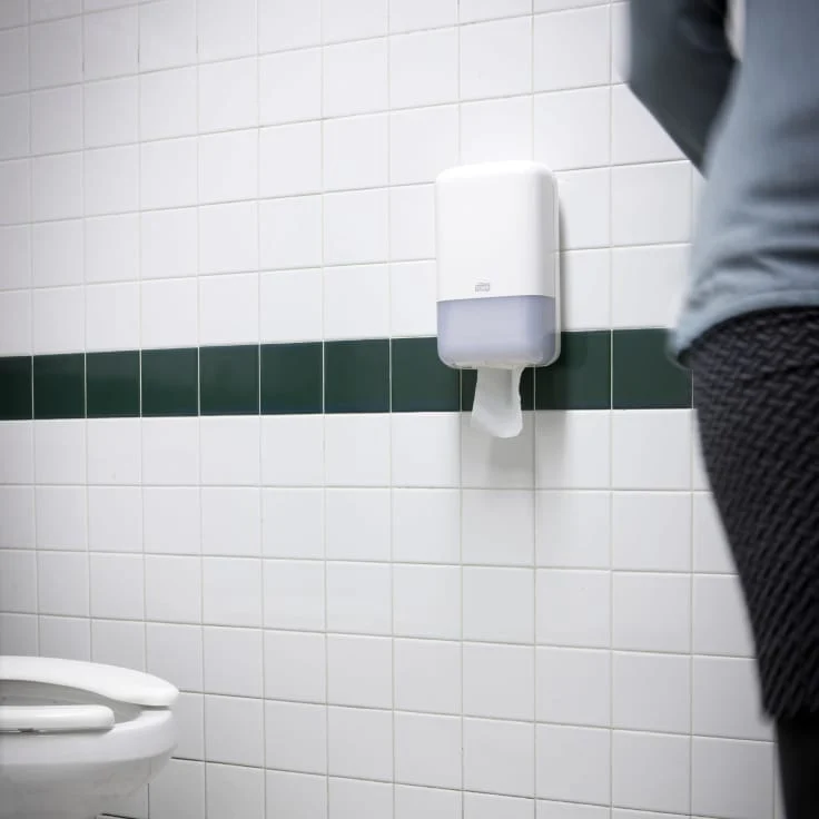 Tork Elevation Einzelblatt-Toilettenpapierspender T3 weiß