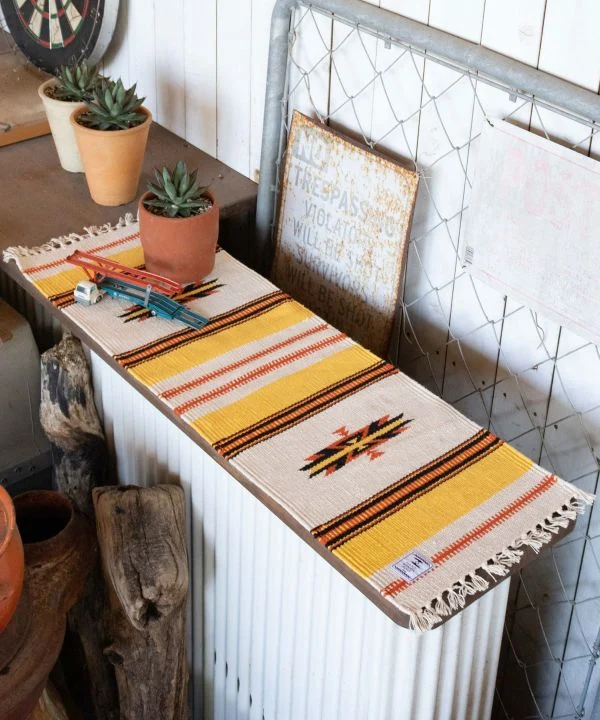 Tischläufer mit geometrischem Muster