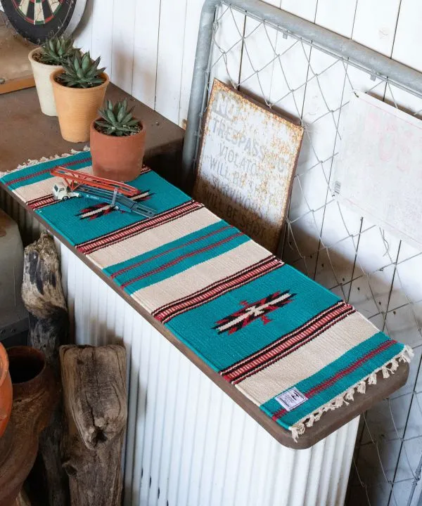 Tischläufer mit geometrischem Muster