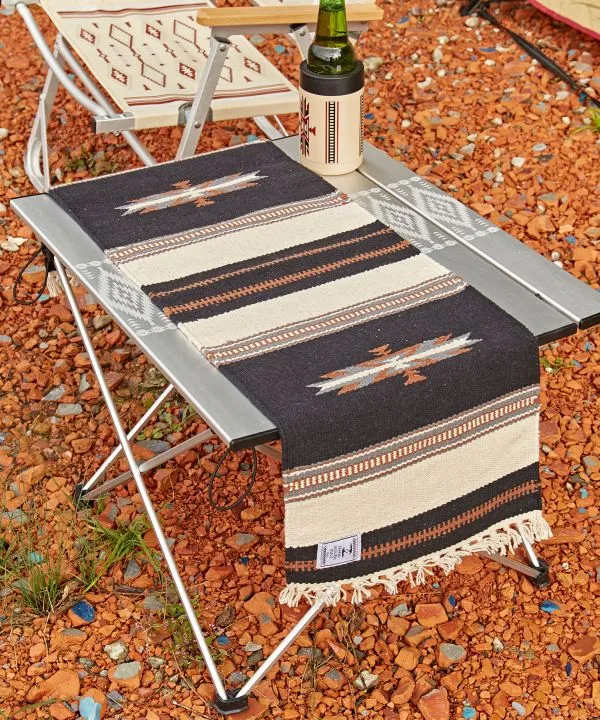 Tischläufer mit geometrischem Muster