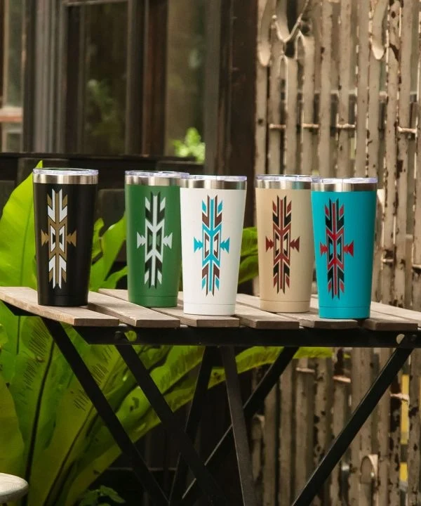 Becher mit geometrischem Muster