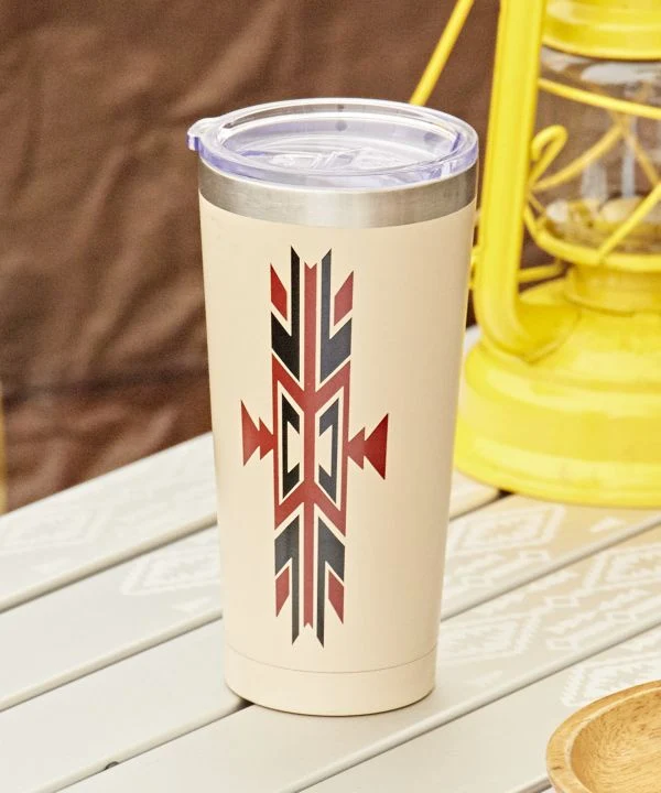 Becher mit geometrischem Muster