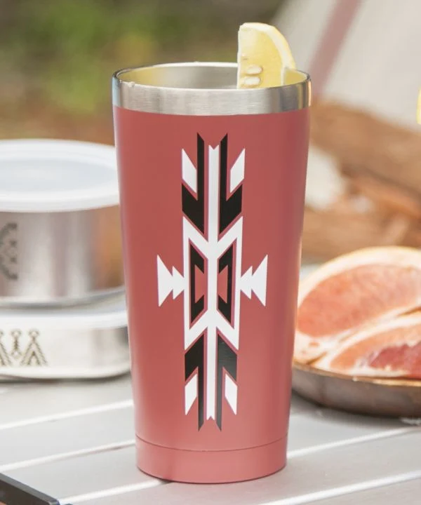 Becher mit geometrischem Muster