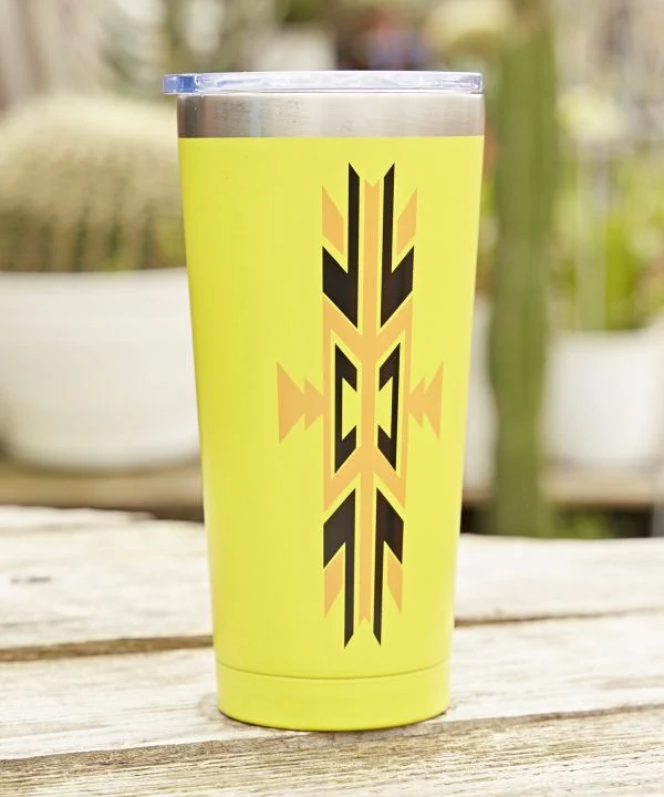 Becher mit geometrischem Muster
