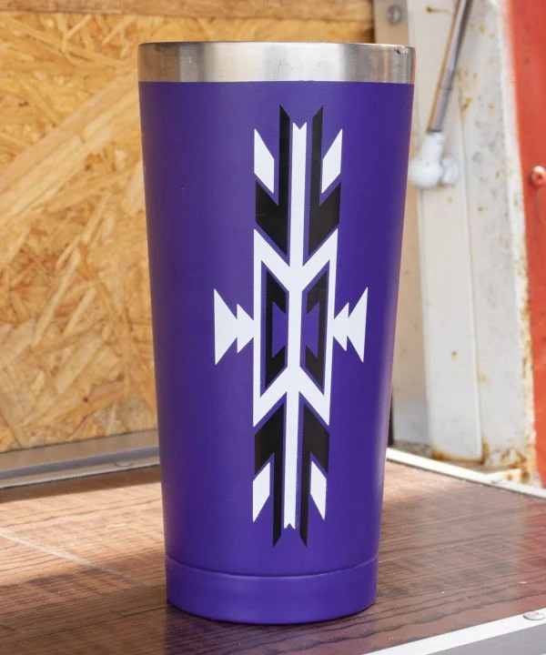 Becher mit geometrischem Muster
