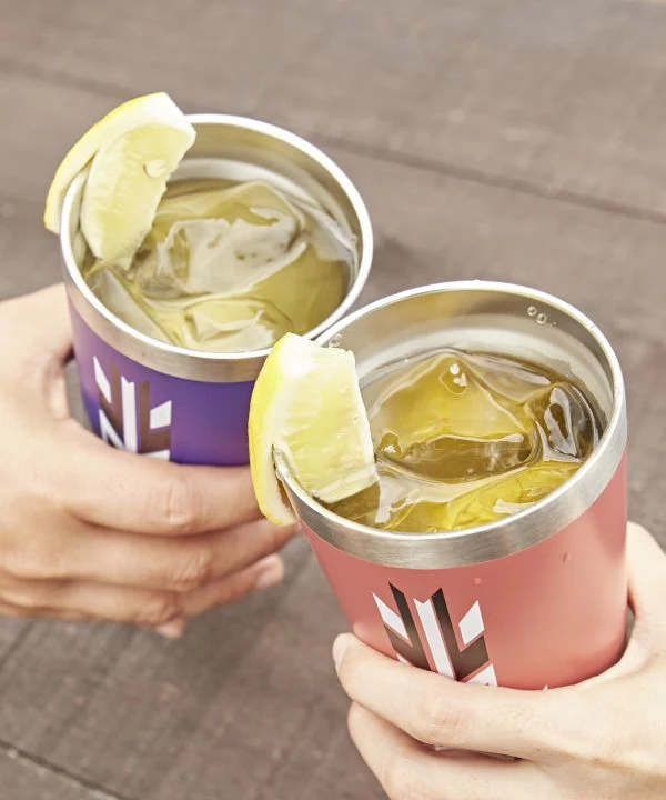 Becher mit geometrischem Muster