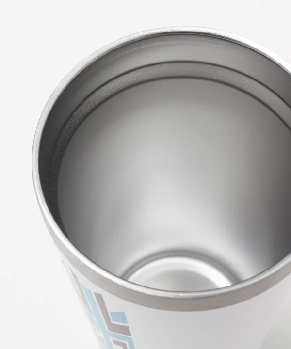 Becher mit geometrischem Muster
